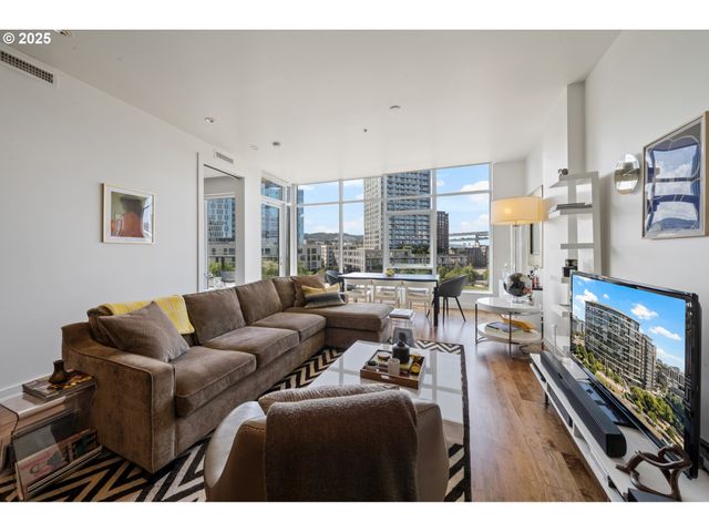 949 Nw OVERTON St 608, Portland, OR 97209