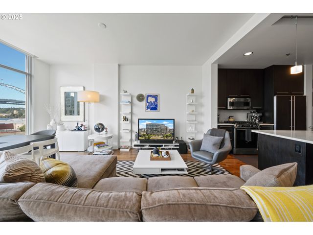 949 Nw OVERTON St 608, Portland, OR 97209