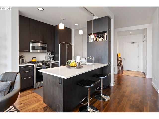 949 Nw OVERTON St 608, Portland, OR 97209