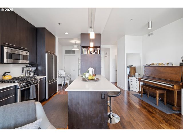 949 Nw OVERTON St 608, Portland, OR 97209