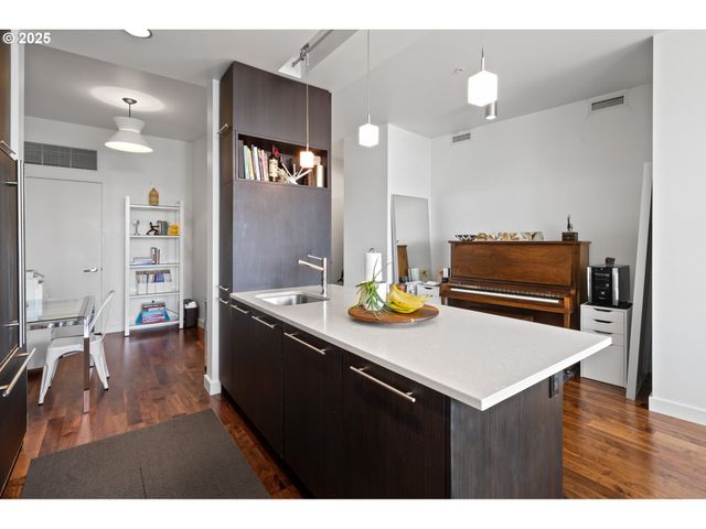 949 Nw OVERTON St 608, Portland, OR 97209