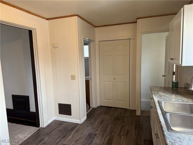 214 W 7th Street, Uhrichsville, OH 44683