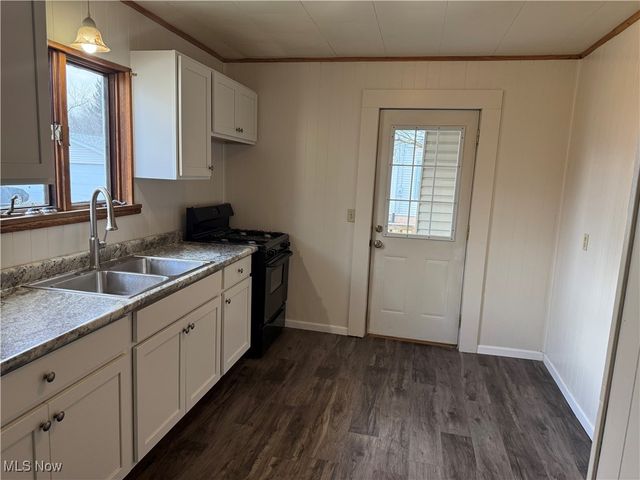 214 W 7th Street, Uhrichsville, OH 44683