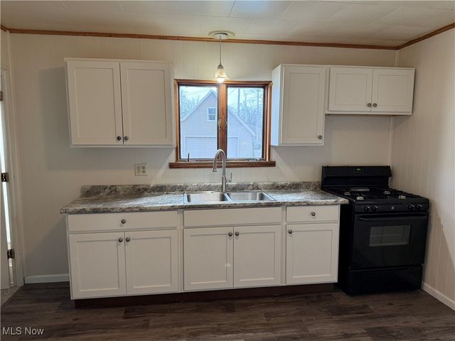 214 W 7th Street, Uhrichsville, OH 44683