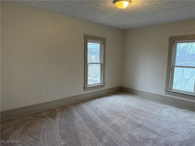 214 W 7th Street, Uhrichsville, OH 44683