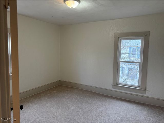 214 W 7th Street, Uhrichsville, OH 44683