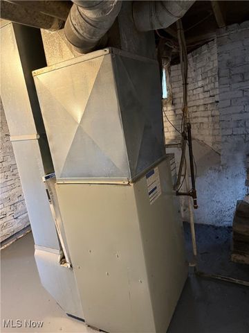 214 W 7th Street, Uhrichsville, OH 44683