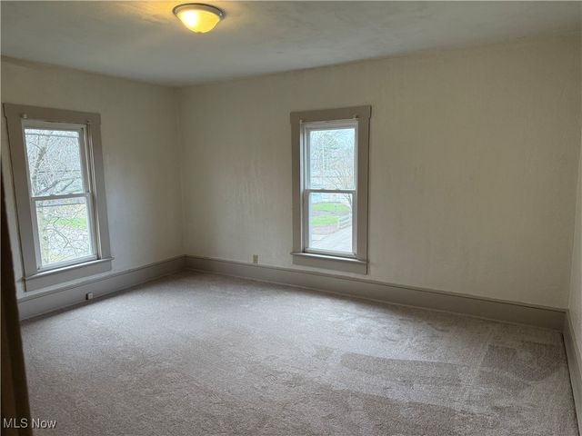 214 W 7th Street, Uhrichsville, OH 44683