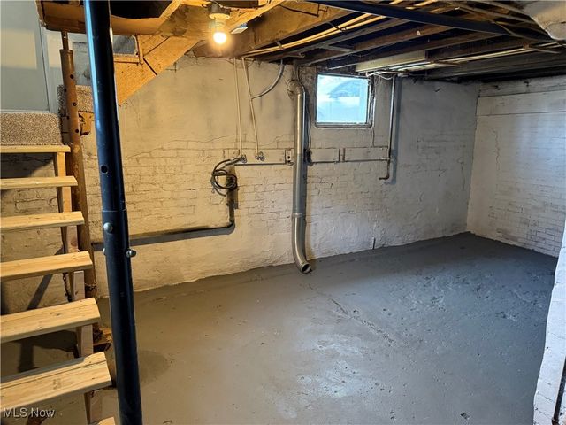 214 W 7th Street, Uhrichsville, OH 44683