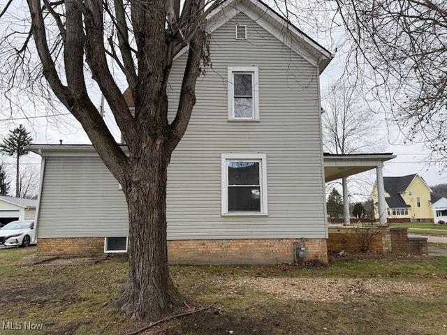 214 W 7th Street, Uhrichsville, OH 44683