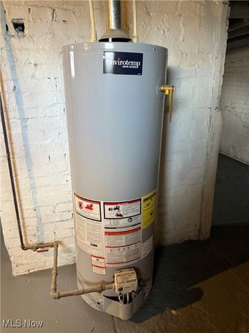 214 W 7th Street, Uhrichsville, OH 44683