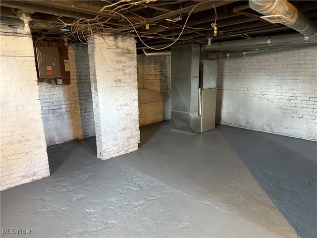 214 W 7th Street, Uhrichsville, OH 44683