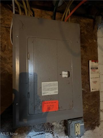 214 W 7th Street, Uhrichsville, OH 44683