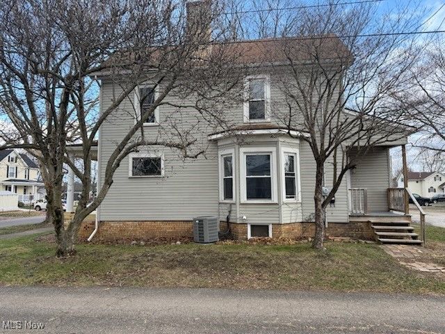 214 W 7th Street, Uhrichsville, OH 44683