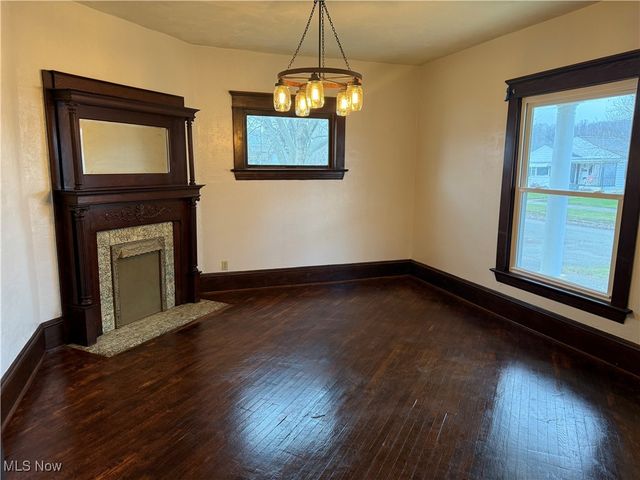 214 W 7th Street, Uhrichsville, OH 44683