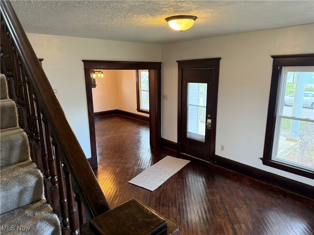 214 W 7th Street, Uhrichsville, OH 44683