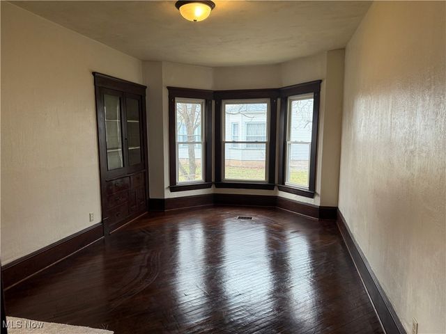 214 W 7th Street, Uhrichsville, OH 44683