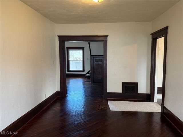 214 W 7th Street, Uhrichsville, OH 44683