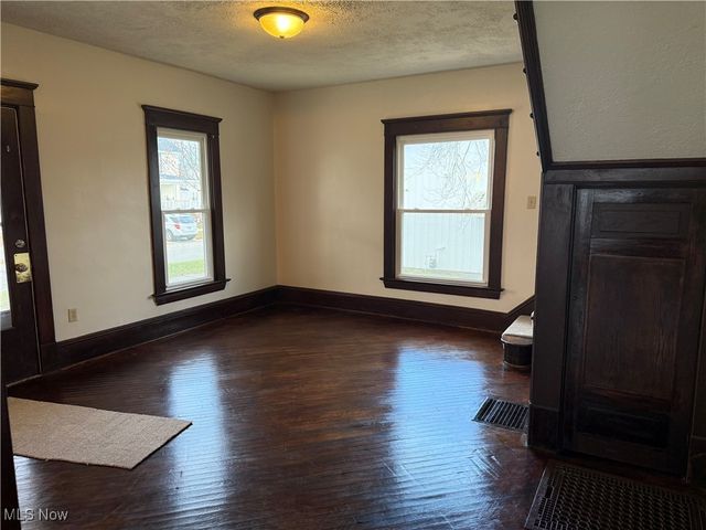 214 W 7th Street, Uhrichsville, OH 44683