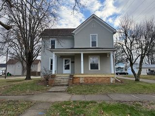 214 W 7th Street, Uhrichsville, OH 44683