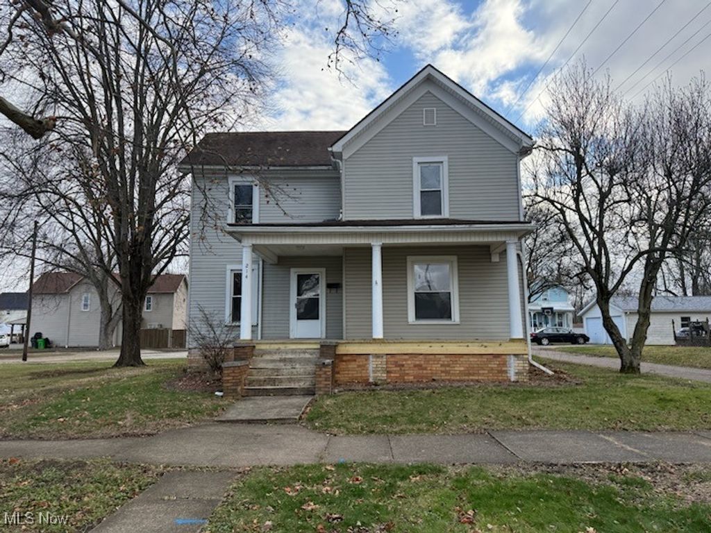 214 W 7th Street, Uhrichsville, OH 44683