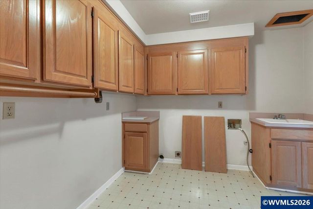 1577 Webster Dr SE, Salem, OR 97302