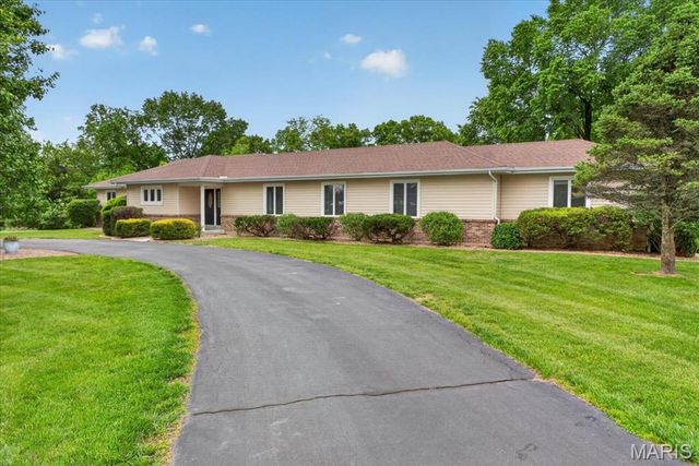 18506 Royal Drive, Warrenton, MO 63383