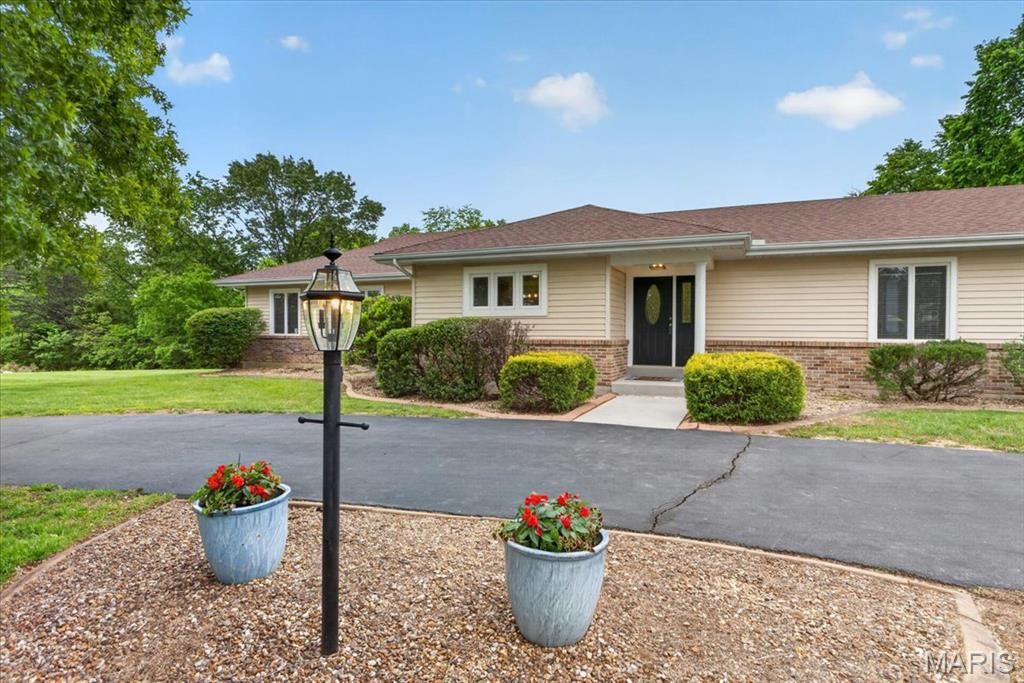 18506 Royal Drive, Warrenton, MO 63383