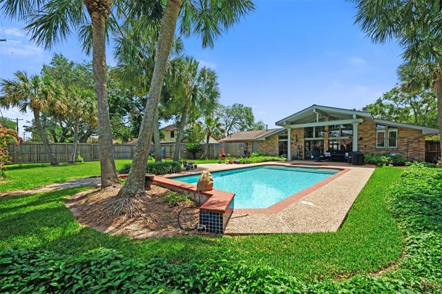 638 Bay Club Drive, Seabrook, TX 77586