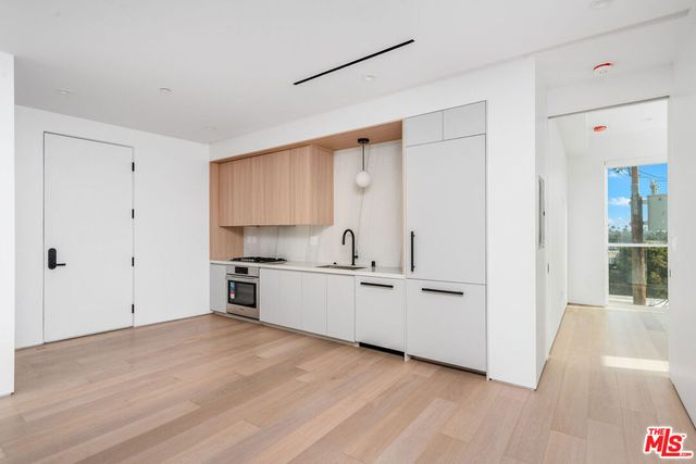 1136 N La Cienega Boulevard 401, West Hollywood, CA 90069