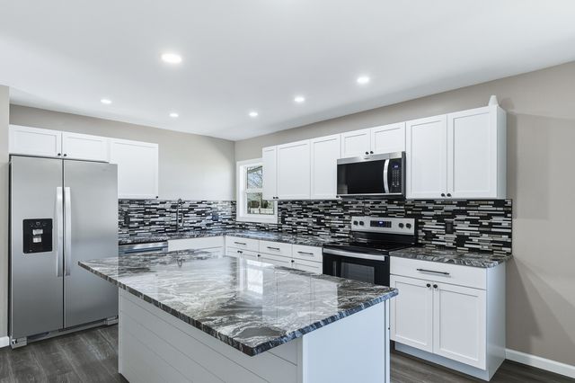 2614 E 28th Court, Davenport, IA 52803