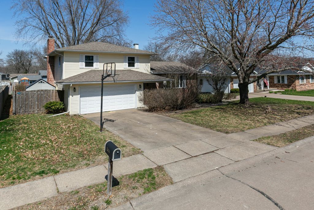 2614 E 28th Court, Davenport, IA 52803