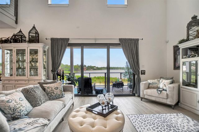 25 Cmdr Runco Lane, Taylor Lake Village, TX 77586