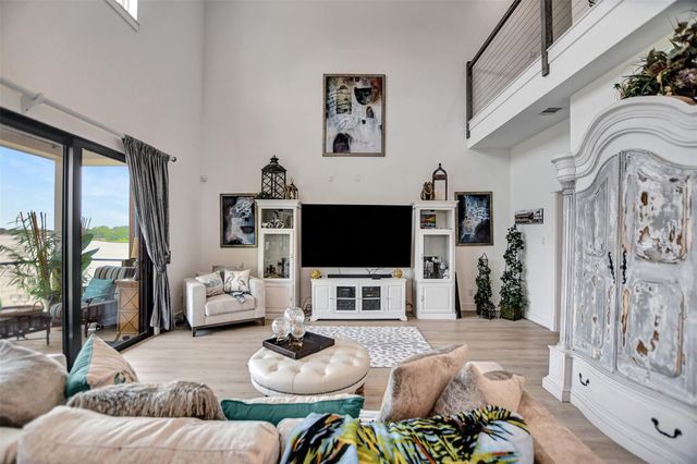 25 Cmdr Runco Lane, Taylor Lake Village, TX 77586