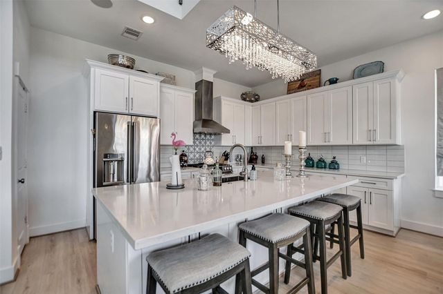 25 Cmdr Runco Lane, Taylor Lake Village, TX 77586