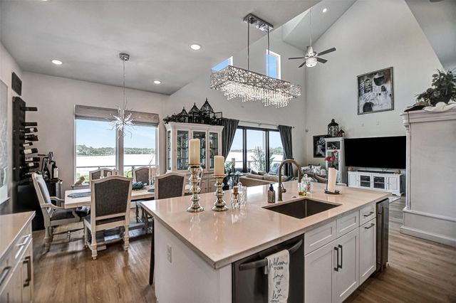 25 Cmdr Runco Lane, Taylor Lake Village, TX 77586