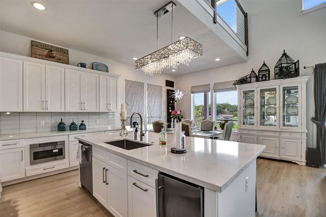 25 Cmdr Runco Lane, Taylor Lake Village, TX 77586