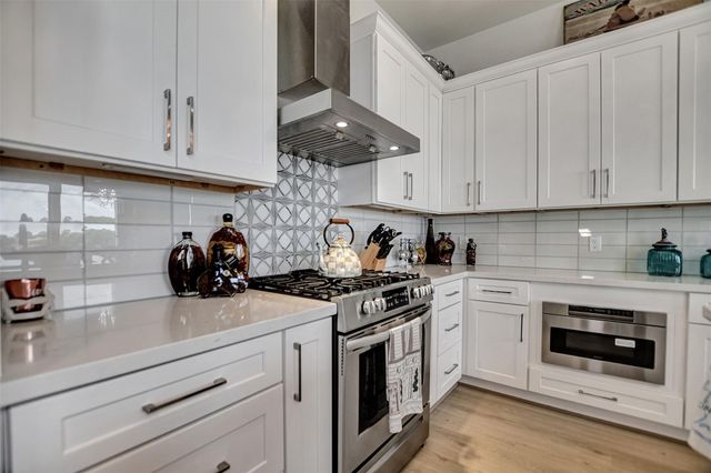 25 Cmdr Runco Lane, Taylor Lake Village, TX 77586