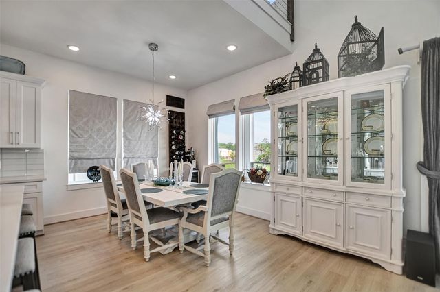 25 Cmdr Runco Lane, Taylor Lake Village, TX 77586