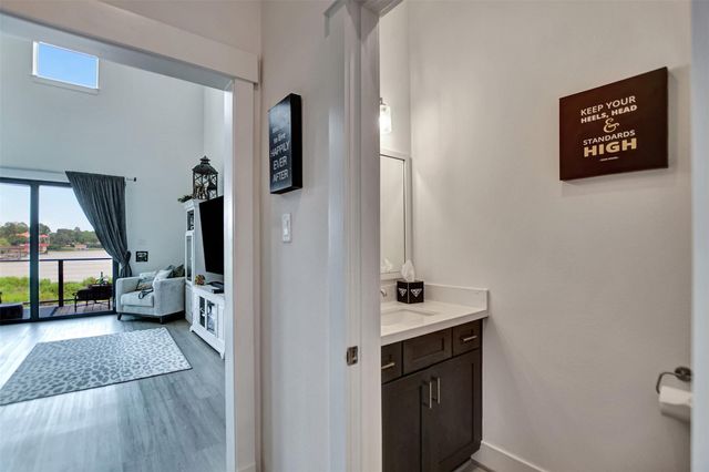 25 Cmdr Runco Lane, Taylor Lake Village, TX 77586