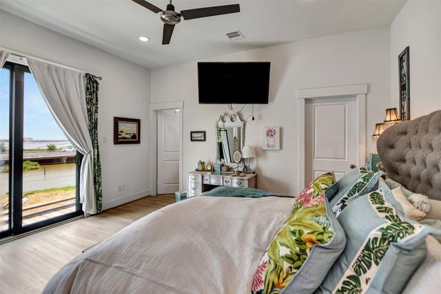 25 Cmdr Runco Lane, Taylor Lake Village, TX 77586