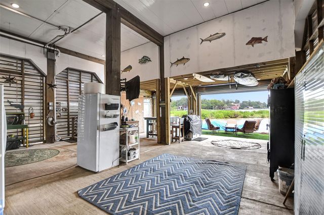 25 Cmdr Runco Lane, Taylor Lake Village, TX 77586