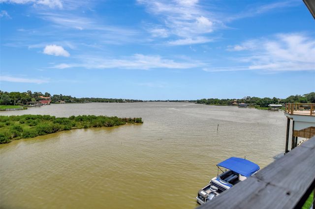 25 Cmdr Runco Lane, Taylor Lake Village, TX 77586