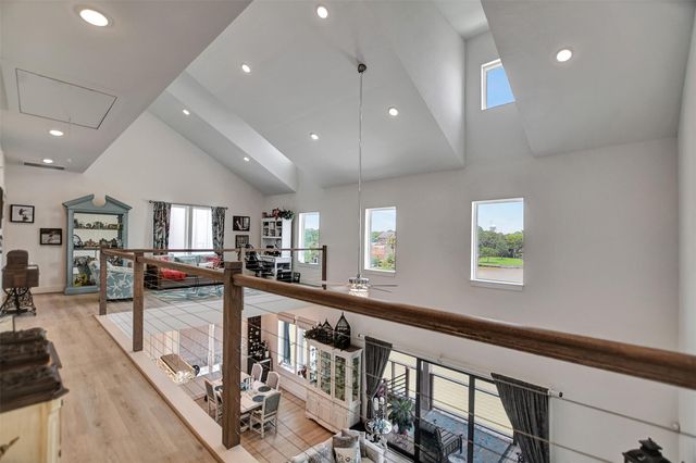 25 Cmdr Runco Lane, Taylor Lake Village, TX 77586