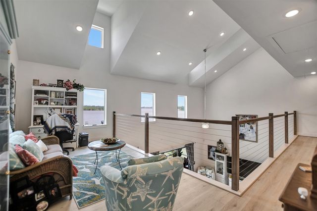 25 Cmdr Runco Lane, Taylor Lake Village, TX 77586