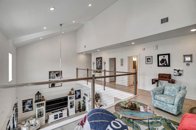 25 Cmdr Runco Lane, Taylor Lake Village, TX 77586