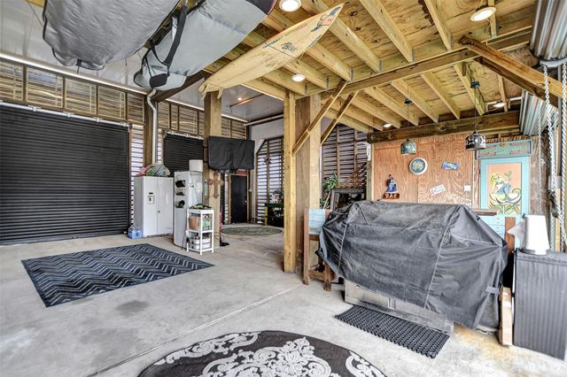 25 Cmdr Runco Lane, Taylor Lake Village, TX 77586