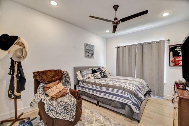 25 Cmdr Runco Lane, Taylor Lake Village, TX 77586