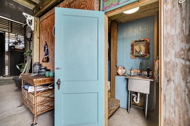 25 Cmdr Runco Lane, Taylor Lake Village, TX 77586