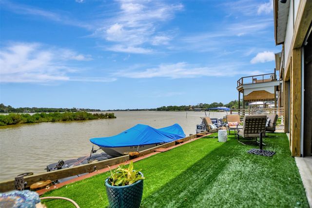 25 Cmdr Runco Lane, Taylor Lake Village, TX 77586